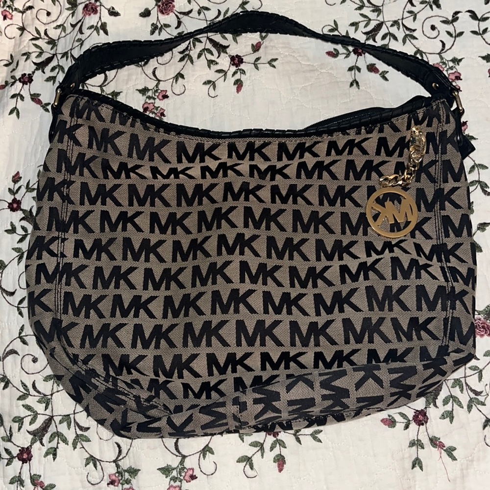 Mint condition Micheal kors purse
